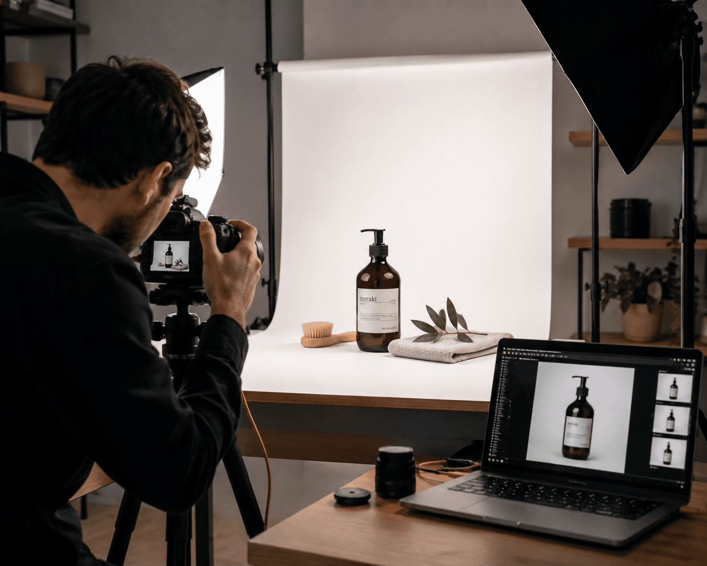 Photographe produit au studio, packshot sur fond blanc et série en cours de tri